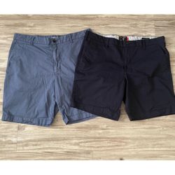 2 PAIRS OF SHORTS DOCKERS & IZOD 36 WAIST