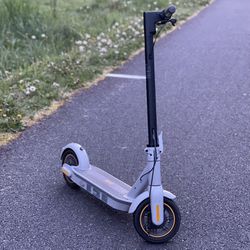 Segway - Ninebot MAX G30LP Electric Kick Scooter