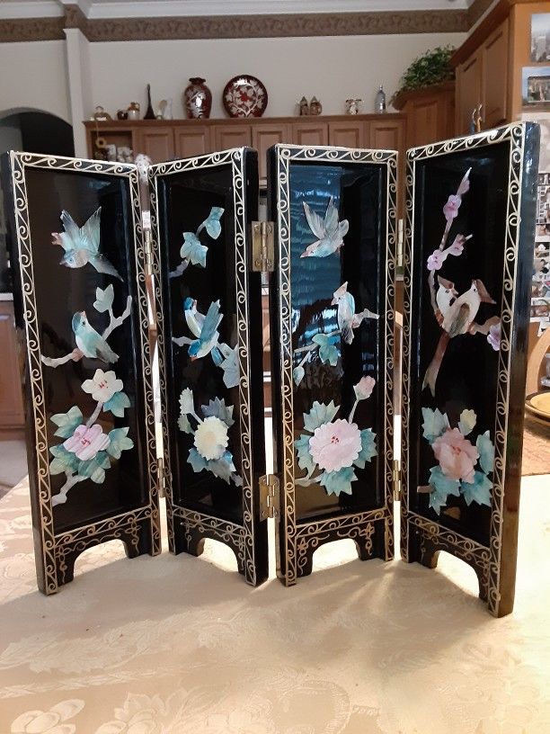 ORIENTAL DECOR A MOTHER OF PEARL TABLE SCREEN