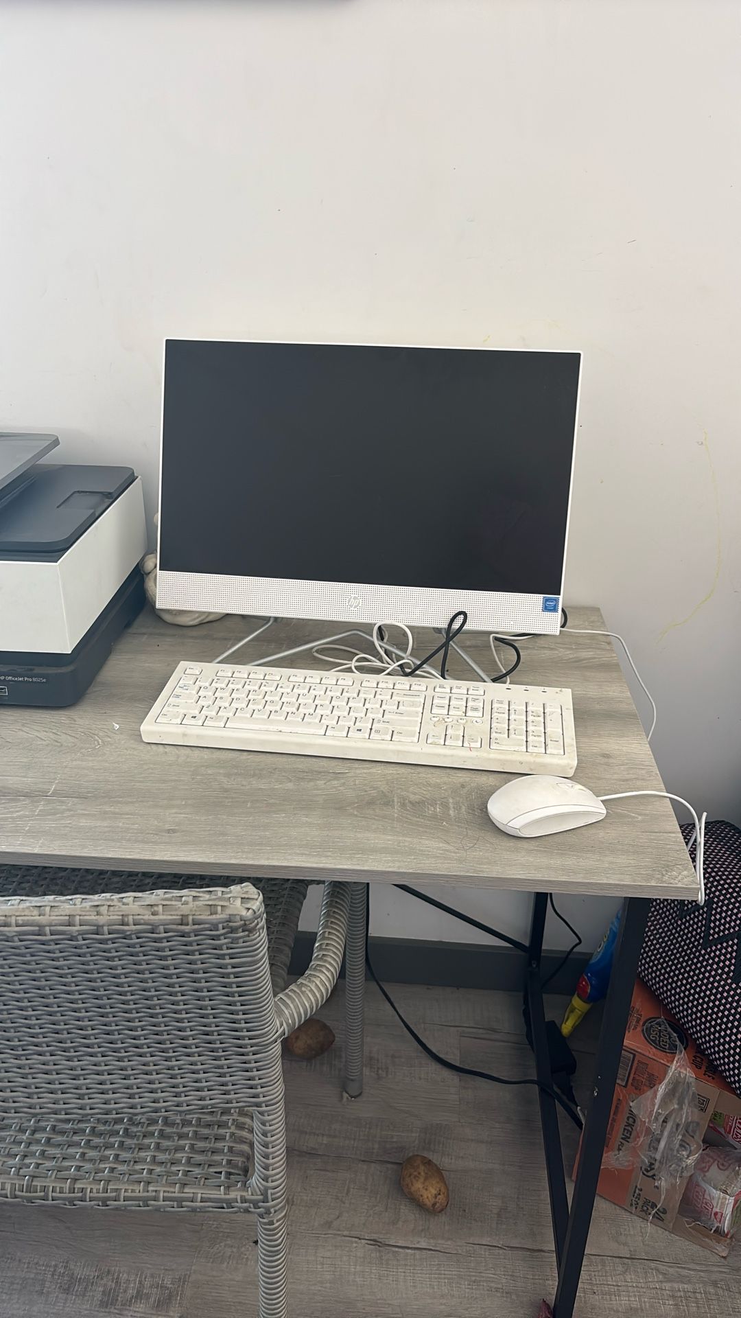 Hp All In One Computer 22 Inch Screen Plus Desk 