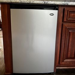 Sanyo Mini Refrigerator