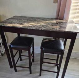 Tall Pub table with 2 stools