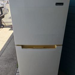 Refrigerator 