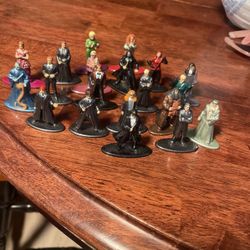 FIGURINES 