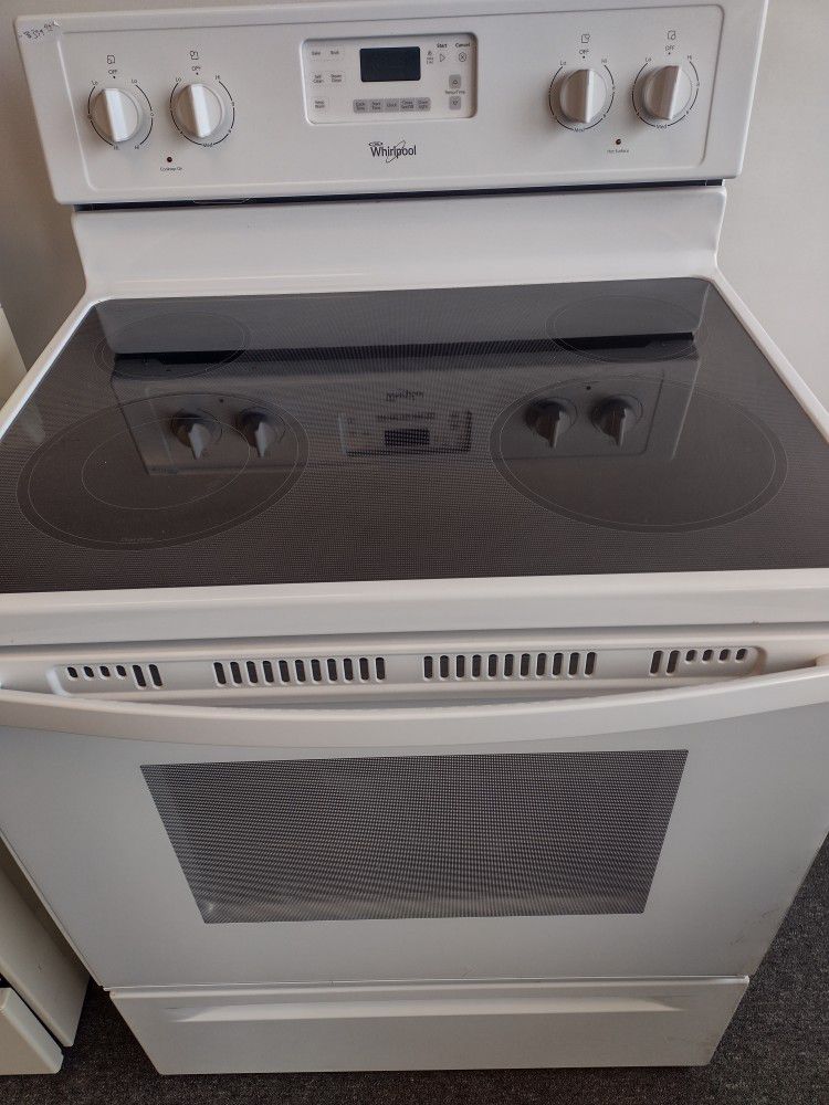 Whirlpool glasstop electric stove in like new condition 