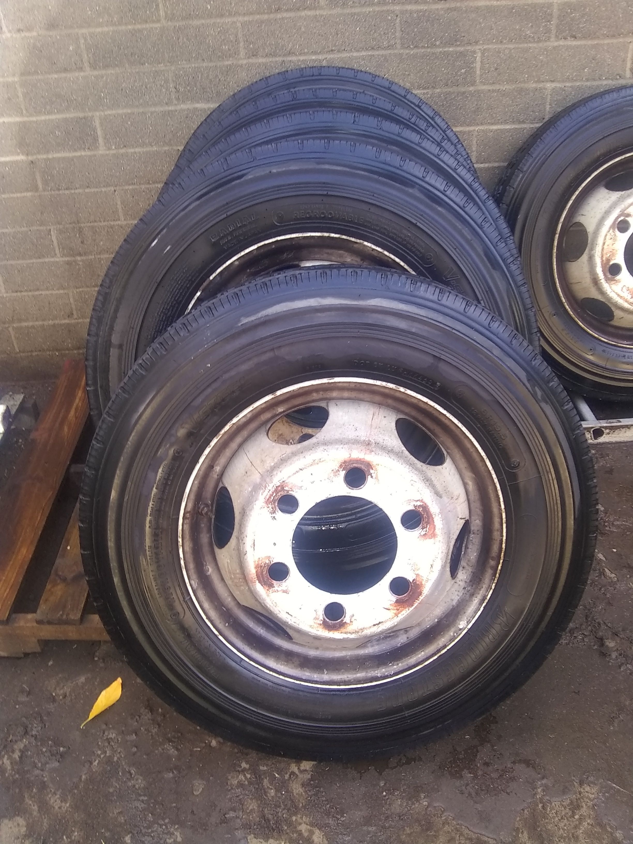 RV tires Bridgestone 8R 19.5 RV tires and Rims V Steel 12 ply