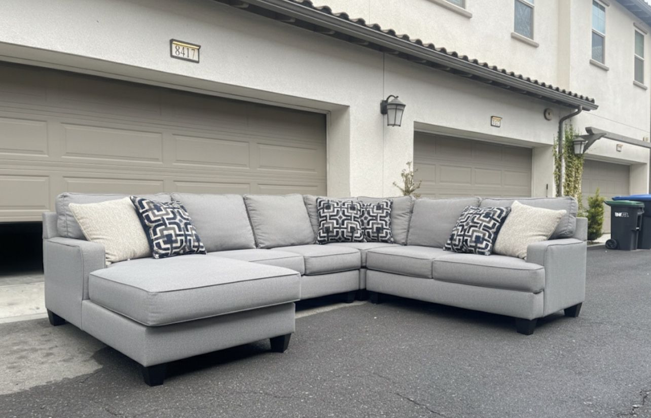 Beautiful Light Gray Sectional Couch In Excellent Condition - Free Delivery 🚚 