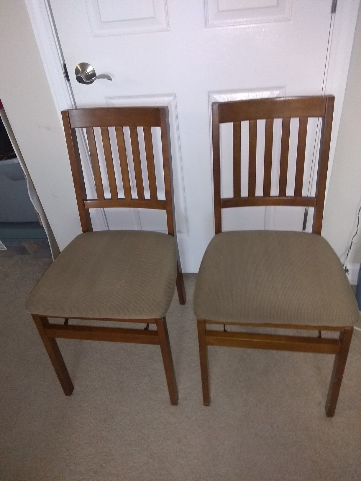 2 folding chairs very good condition