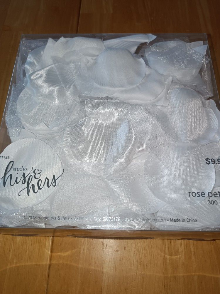 Flower girl accessories silk faux flower petals & paper parasol

Condition for all items is used

Details for each item:
White silk flower petals for 