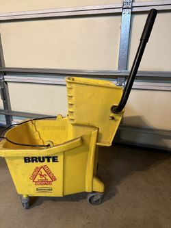 Rubbermaid Bucket with Wheels