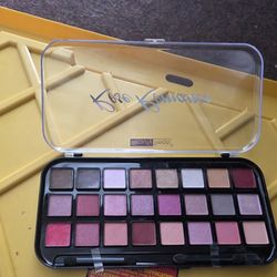 Beauty Treats Rose Romance Eyeshadow Booklet