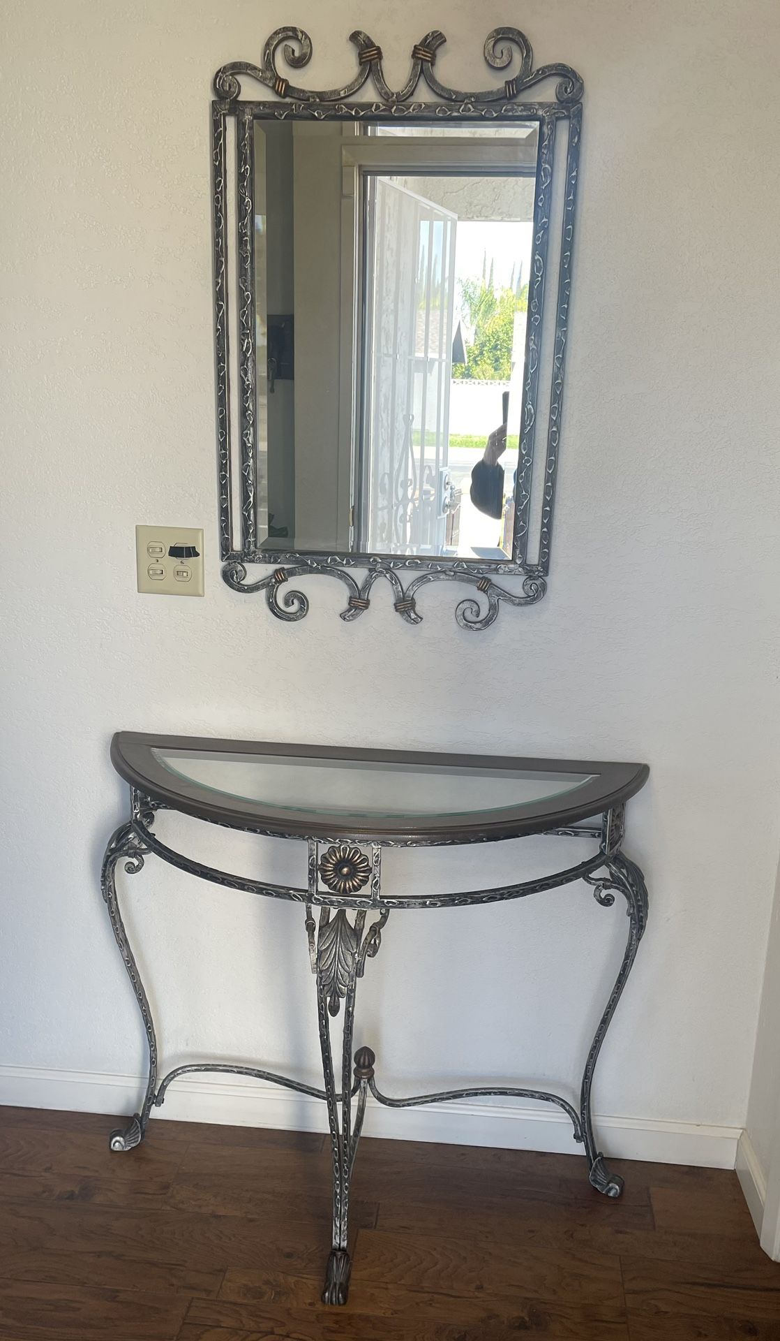 Entry table with mirror