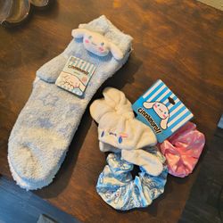 Cinnamoroll socks and hair ties