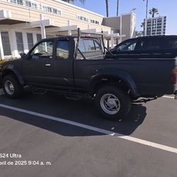 Toyota Tacoma Estandar Año 98 Motor 2.4  NOES 4X4  Con 270mli Millas Todo Lefunciona Al Cien Bentanas Electrucas Ac Funcuonando Esta Alebantada Rines 
