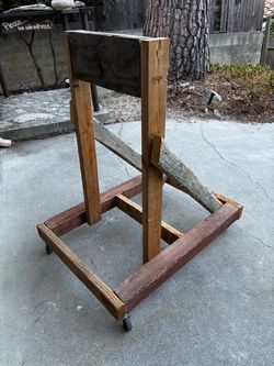 Free outboard motor stand with wheels