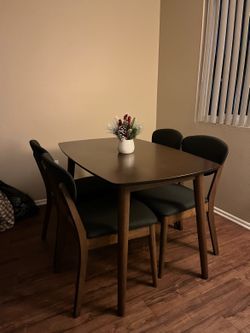 Table With Set Of 4 Chairs