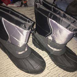New Snow Boots Size 9 Only $30 Firm