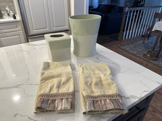 Beautiful Porcelain Bath Wastebasket, Tissue Holder And 2 Handtowels