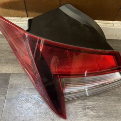 2022 Hyundai Elantra Left tail light