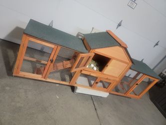 Chicken coop in excellent condition .