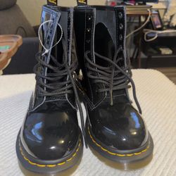 Women's Dr. Martens 1460 Black Patent Leather Shiny Combat Boots Size 7