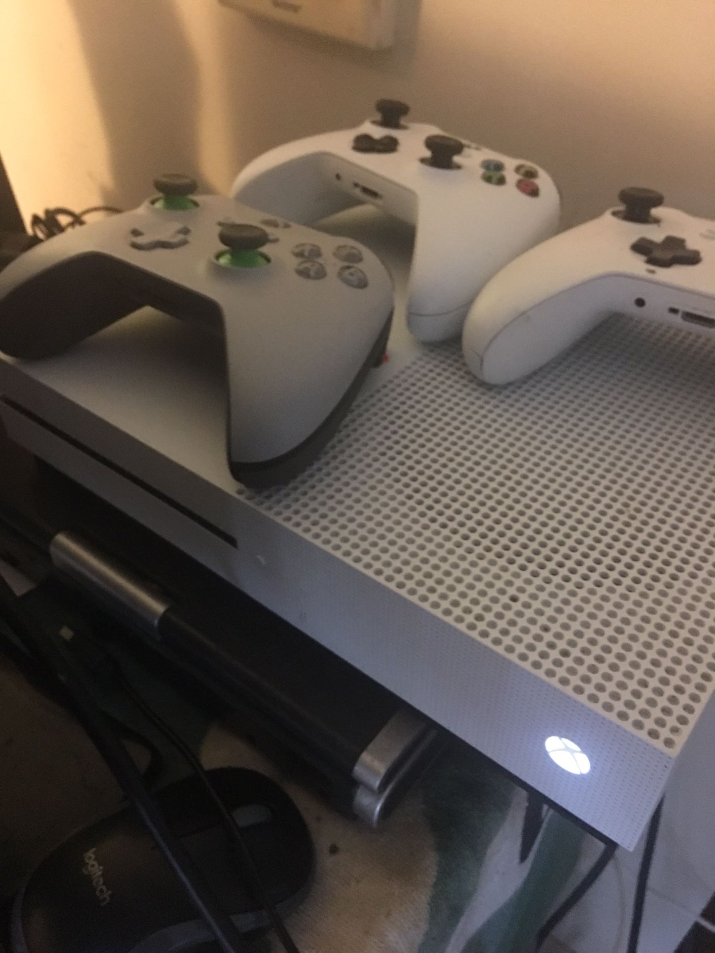 White 1tb Xbox One S With 2 controllers and 2 games