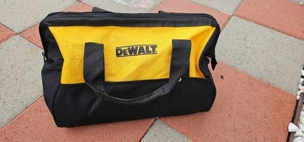 New Dewalt Medium 18 in. Tool Bag