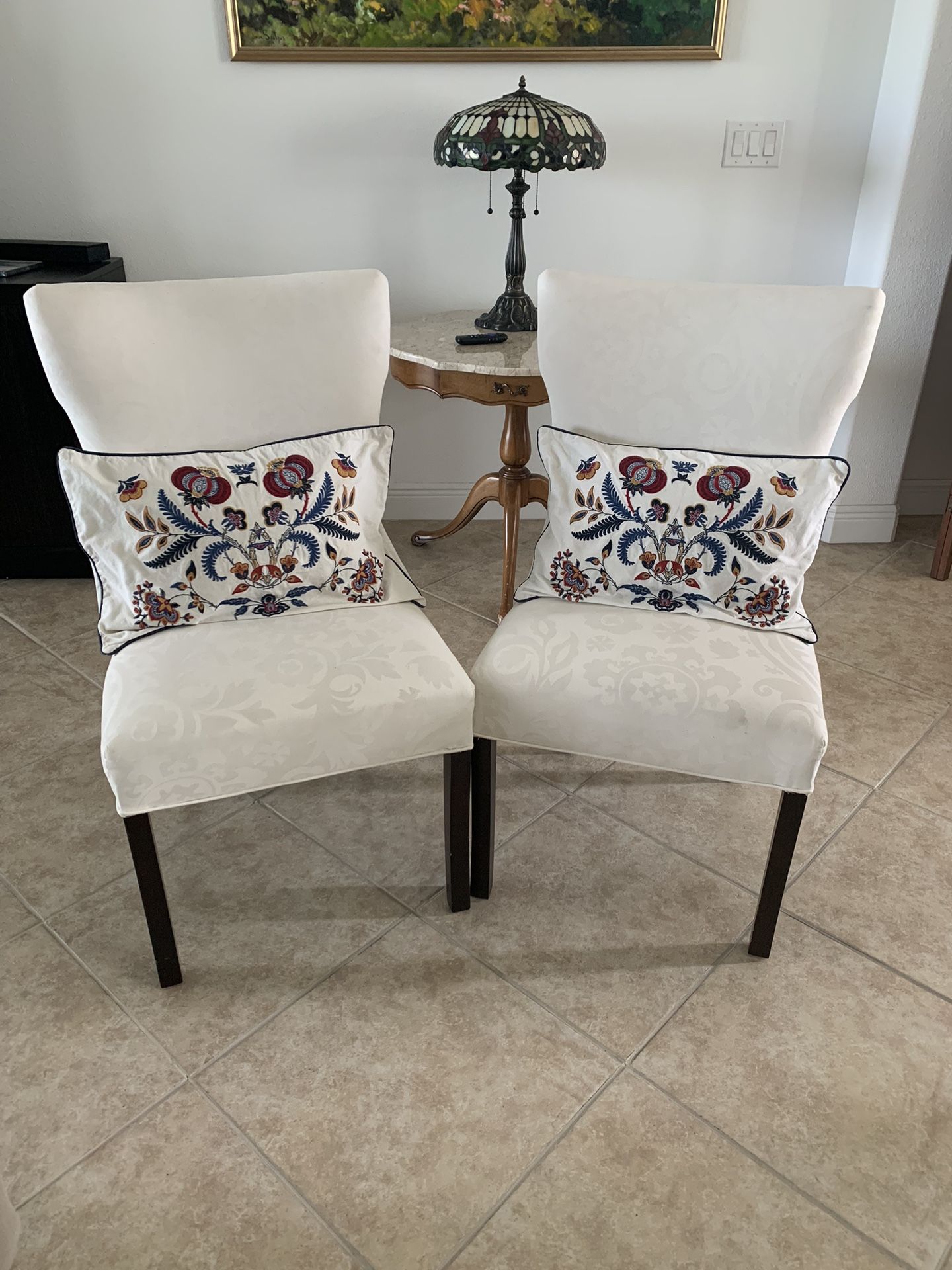 Elegant pair of white accents chairs 