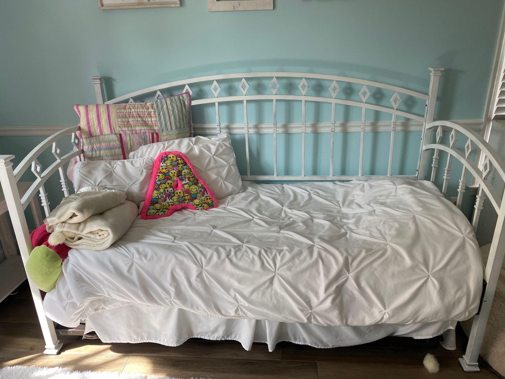 Twin day bed with trundle and mattress
