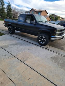 1998 chevy silverado color negro interior gris tiene suspensión nueva el sistema de aire es nuevo tiene el motor de arranque nuevo el rotorde los cacl