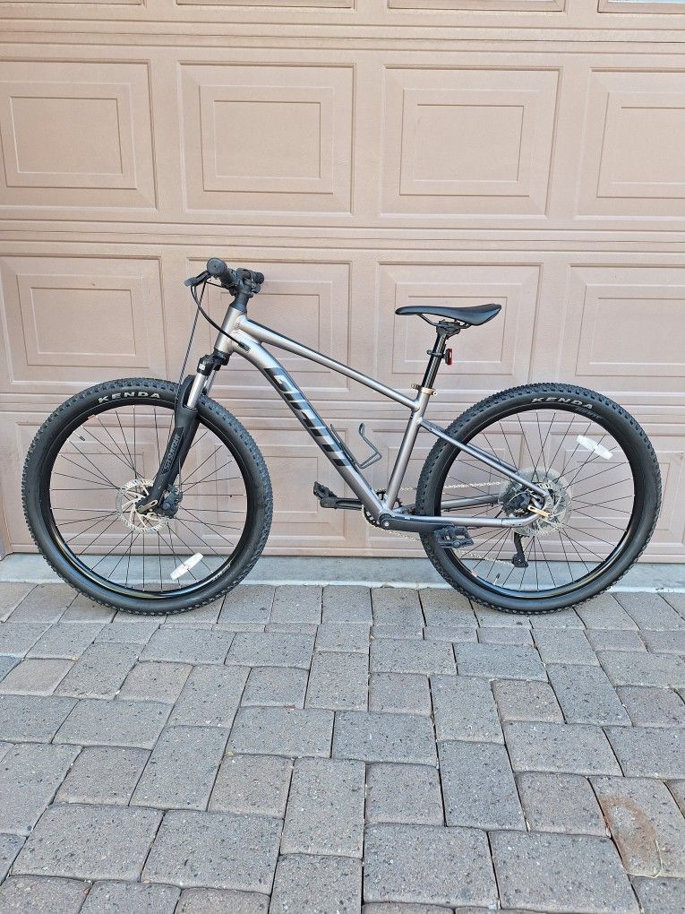 GIANT TALON 4 MOUNTAIN BIKE 27.5 INCH 1 X 8 SPEED LIKE NEW( CHECK MY OTHER BIKES)