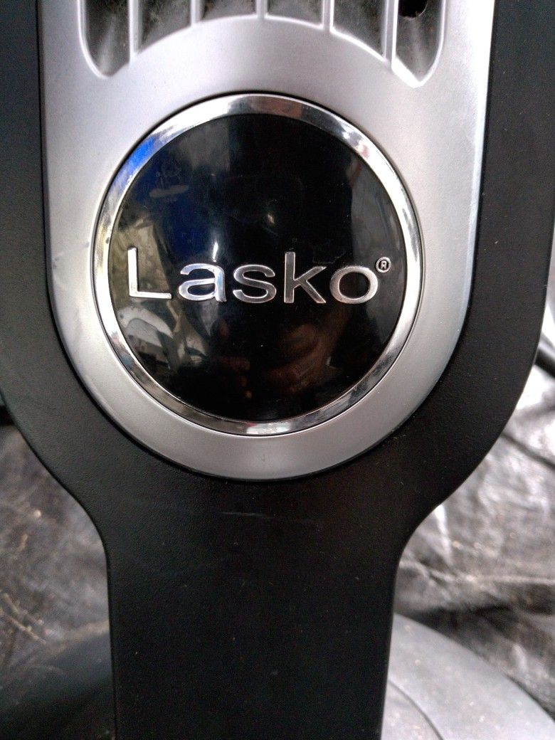 36511

LASKO T36511 36" OSCILLATING TOWER FAN WITH REMOTE CONTROL

