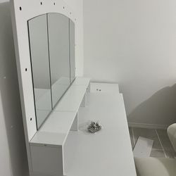 White Inrontar Vanity Desk 