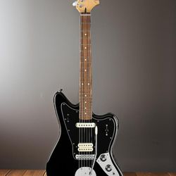Fender Player Jaguar - Black with Pau Ferro Fingerboard, Upgraded locking tuners 