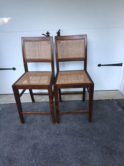 2 bar stools