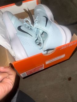wrong size size 8.5 Nike shoes