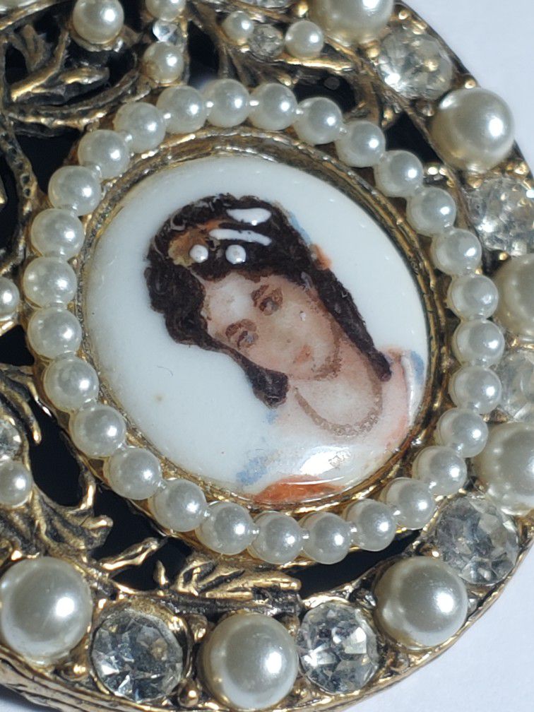 ANTIQUES COVER LADY PACKED WATCH COVER "LIMOGES-FRANCE"GOLD PLATED FRAME & NATURAL MOISSANITE - PIARLS STONES**FRAME:43.8X5MM+EYELET:16.5X14.5MM*282GR