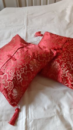 A PAIR OF CHINESE SILK CUSHION COVER