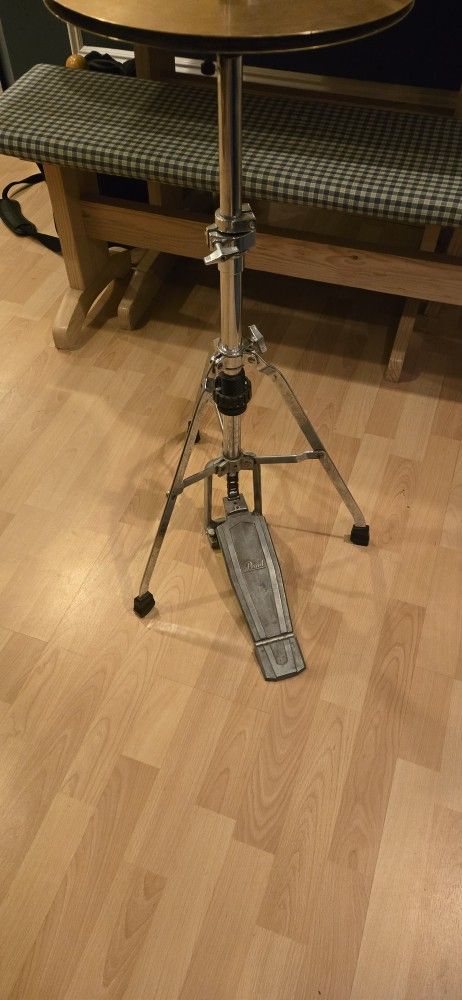 Pearl High Hat with I Family 13"  Zildjian Cymbals. Will include a Pearl  Snare stand