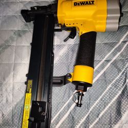 DeWalt Pneumatic 16-gauge 1" Lathing Stapler