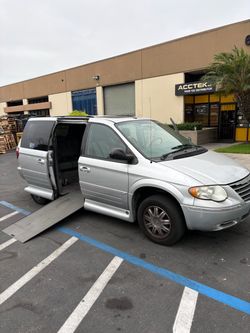 Chrysler Town & Country Silver 2007 Handicap Van