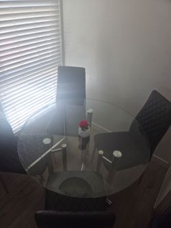 Mesa de co edor de vidrio con metal.mediana