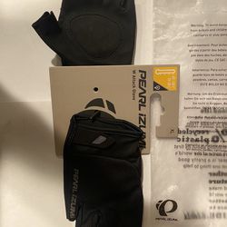 Pearl Izumi cycling glove.  
Size:
Men: M/L
Women: XL