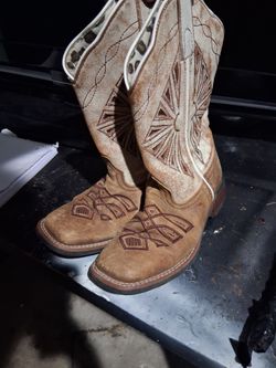 Women's cowboy boots size 7