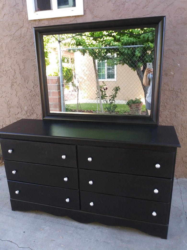 Dresser With Mirror Perfect condition