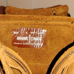 Women's Size 6 Ankle Boot Suede What's Up The Brand Name Is Minnetonka Highly Praised Ankle Boot See Description Below For More Info