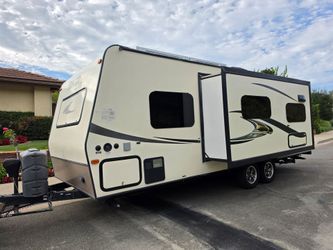 2015 Flagstaff Micro Lite 25DKS – Fully Remodeled | Off-Grid Ready | 400Ah Lithium + 500W Solar