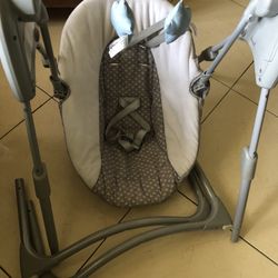 Graco Slim Spaces Compact Baby Swing,Automatically Rotates. |