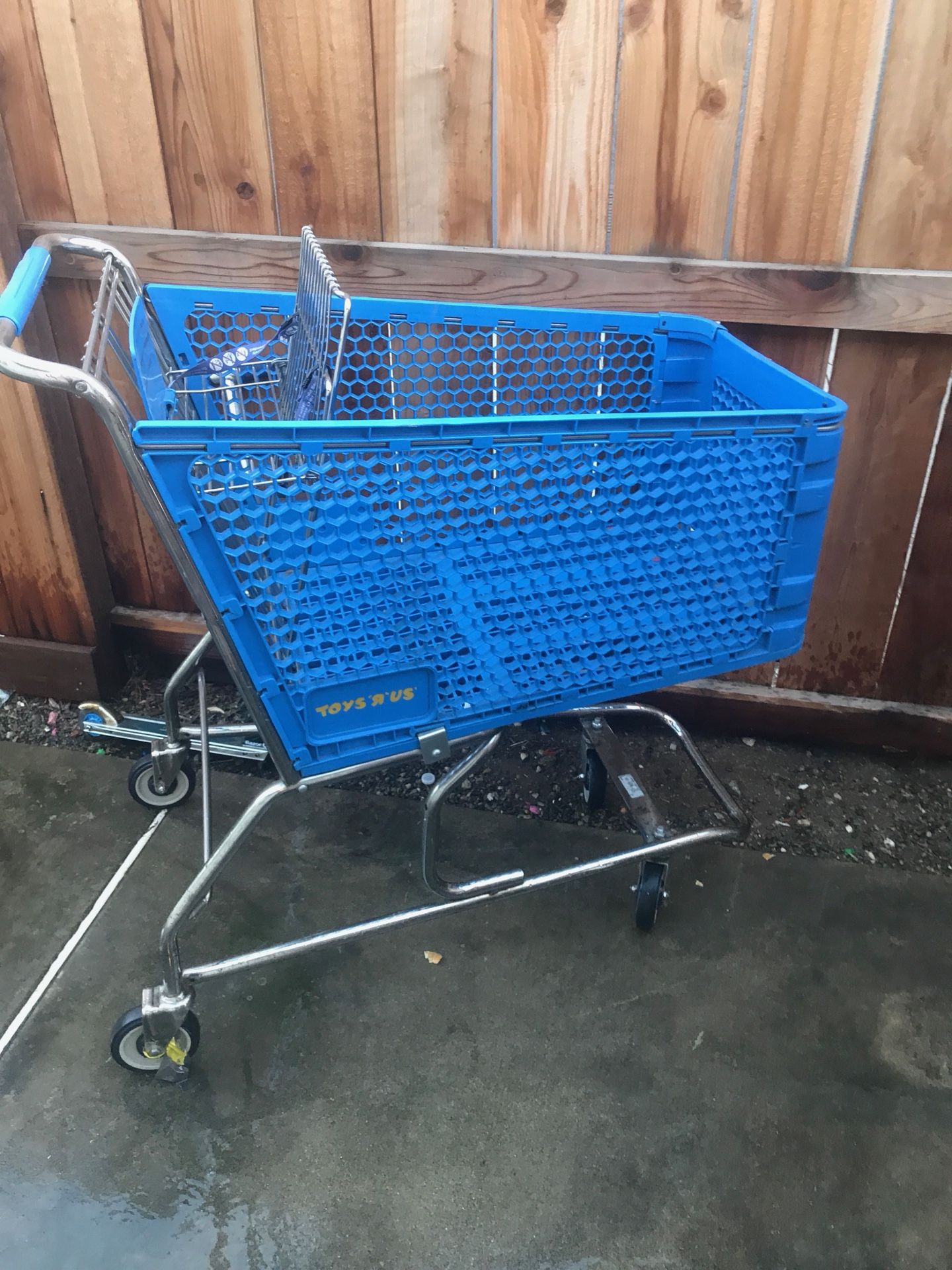 Toys R Us Shopping Cart
