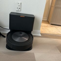 Roomba j7+ Self-Emptying Robot Vacuum